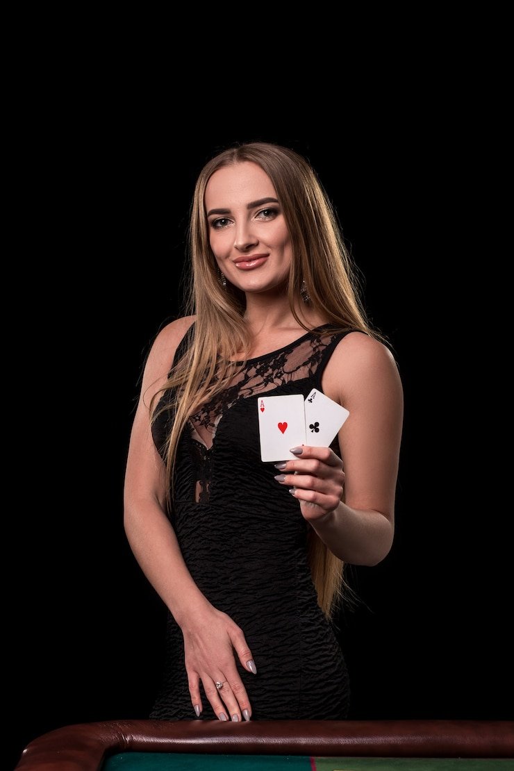 Tampilan studio live-dealer Evolution Gaming dengan kamera multi-sudut dan tabel permainan standar industri